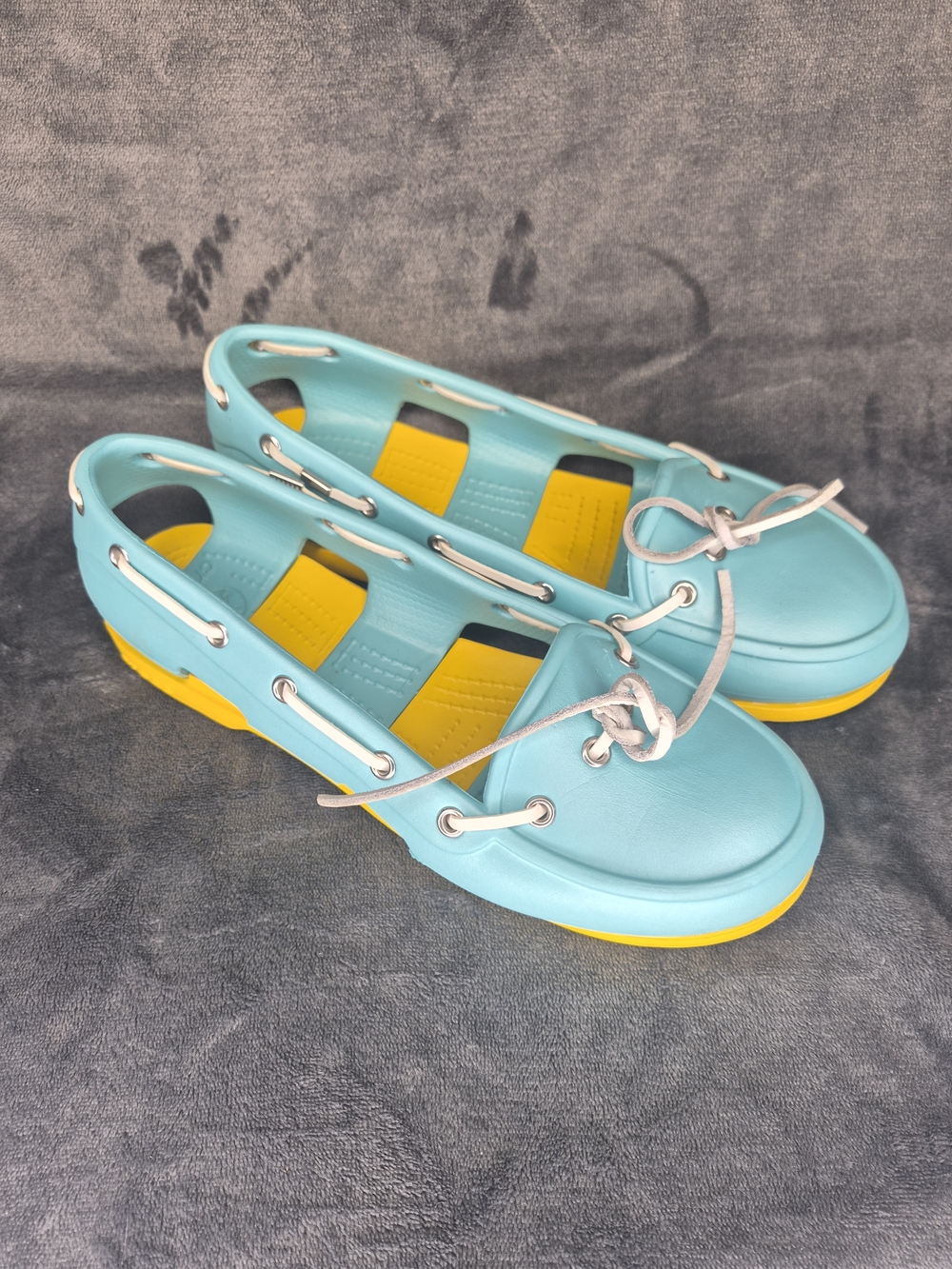 CROCS  Beach Line Hybrid Boat Shoe - Sz 8- Aqua & Yellow Pre-owned